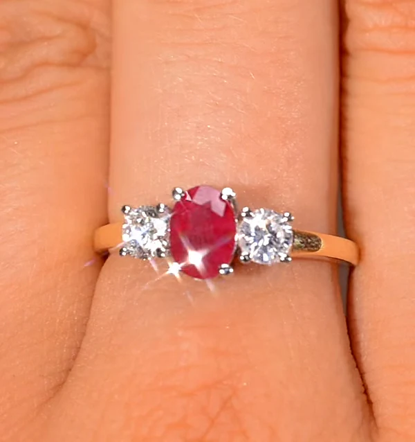 1.15ct Oval Cut Ruby and Lab Diamond 3 Stone Ring in 9K Yellow Gold - Image 4