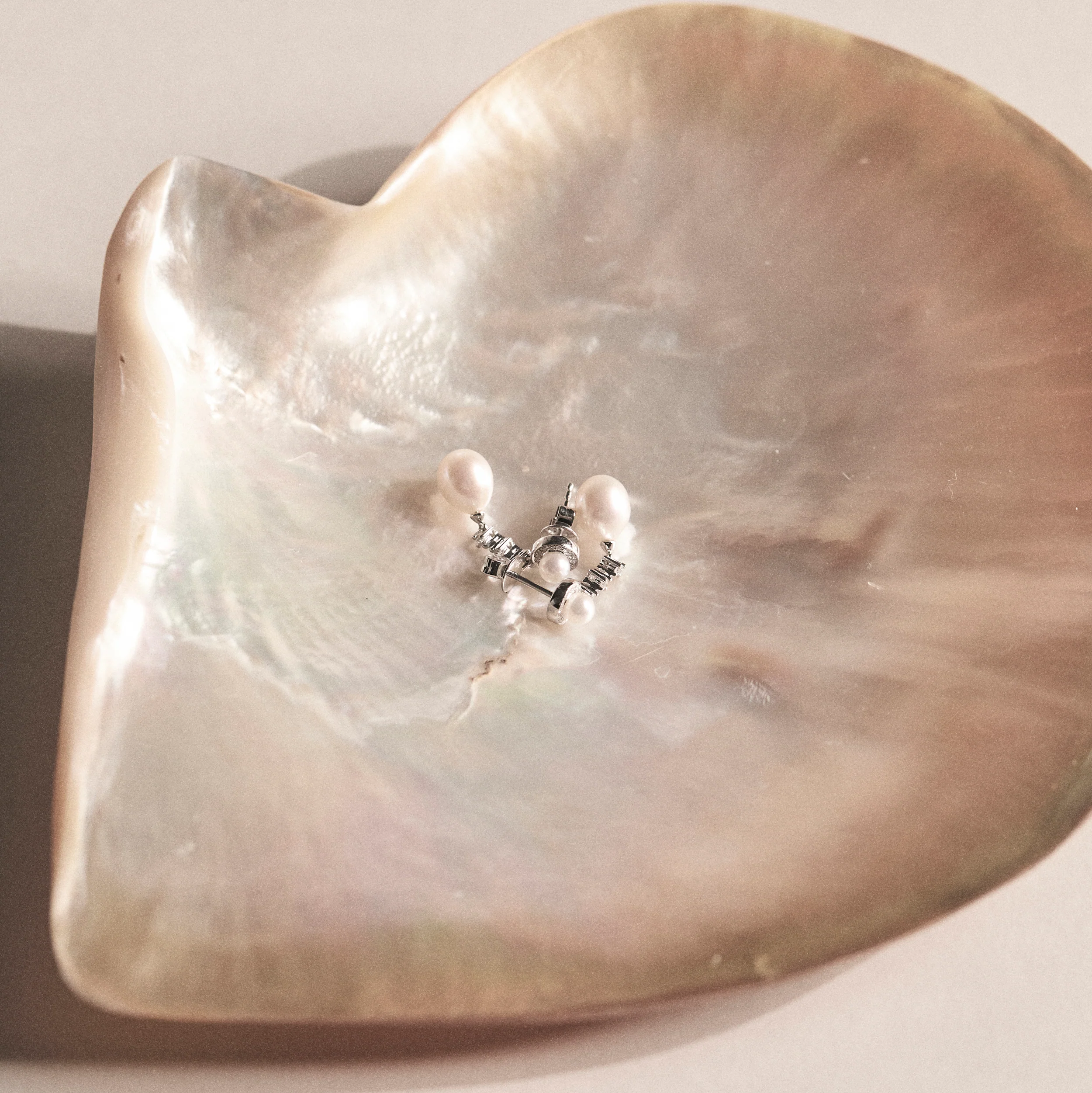 Stellato Collection Pearl and Diamond Earrings in 9K White Gold - Image 8